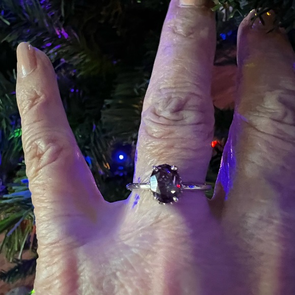 Color changing Elegant Alexandrite Gemstone Ring - Picture 8 of 16